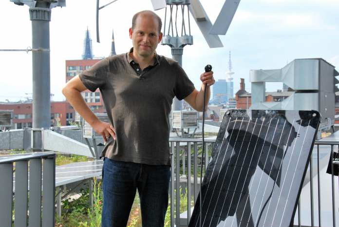 Sönke Tangermann, Vorstand von Green Planet Energy, mit einem Balkon Modul 