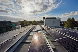Photovoltaik-Anlage auf dem Dach des Frise-Hauses, Hamburg-Altona © Greenpeace Energy / Sabine Vielmo