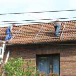 Maßarbeit auf dem Dach für die Solarmodule.