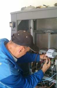 Monteur installiert neue Stromzähler