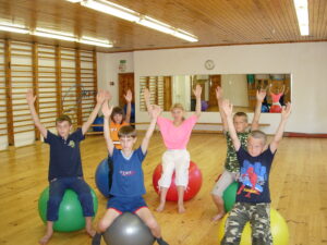 Kinder machen Sport auf Gymnastikbällen