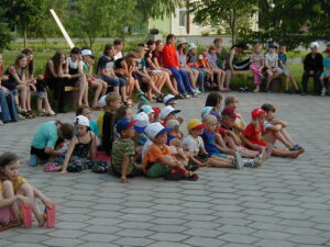 Gruppe Kinder sitzen auf einem Platz