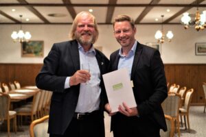 Reinhard Christiansen (li.) und Nils Müller beim Unterzeichnen des Liefervertrags.