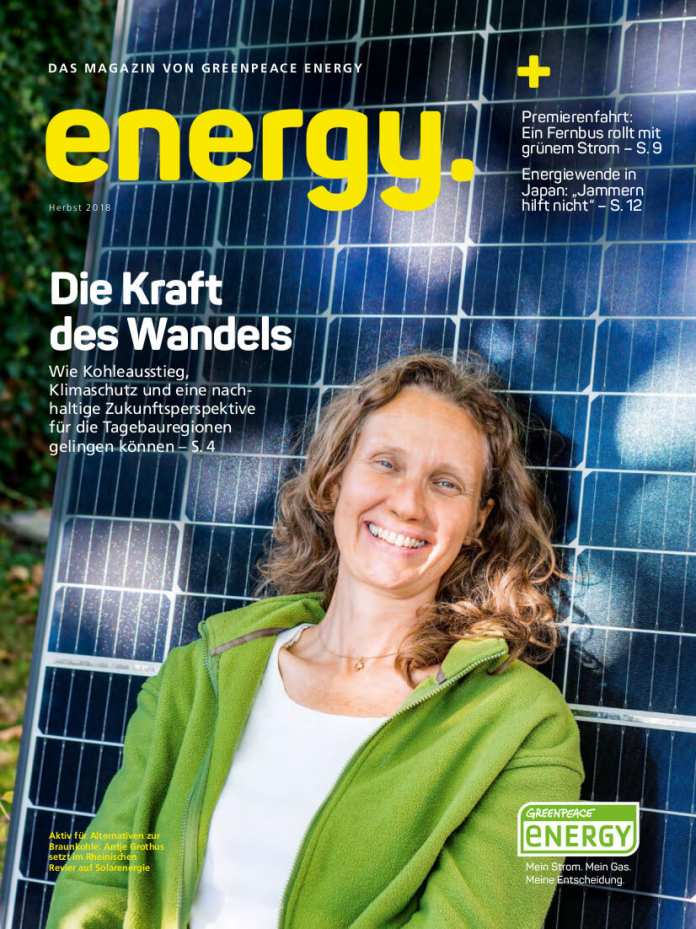 Titelbild des Energy Magazins Nummer 37 im Herbst 2018. Zu sehen ist eine lachende Frau vor einem Solarpanel.