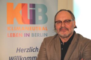 Fritz Reusswig vor Aufsteller von KliB: Klimaneutral leben in Berlin