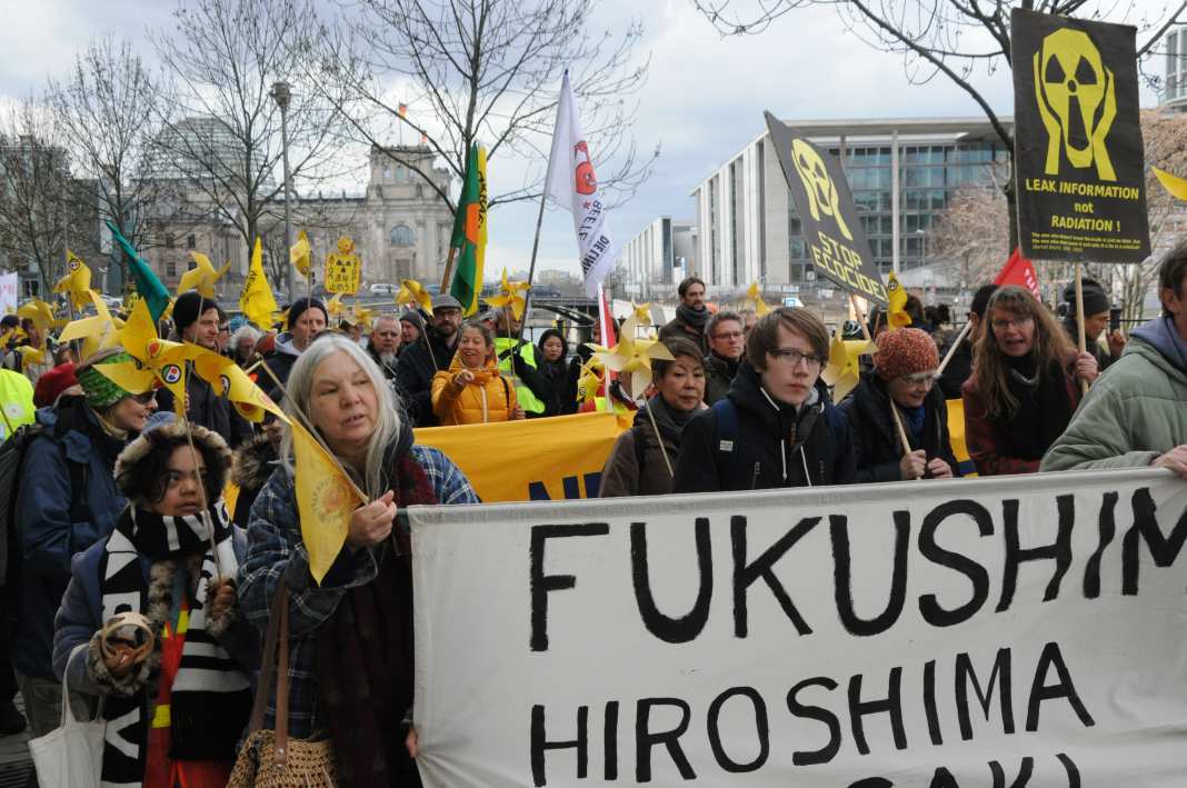 Menschenmasse demonstriert für einen Atomausstieg. Auf den Bannern steht Fukushima.