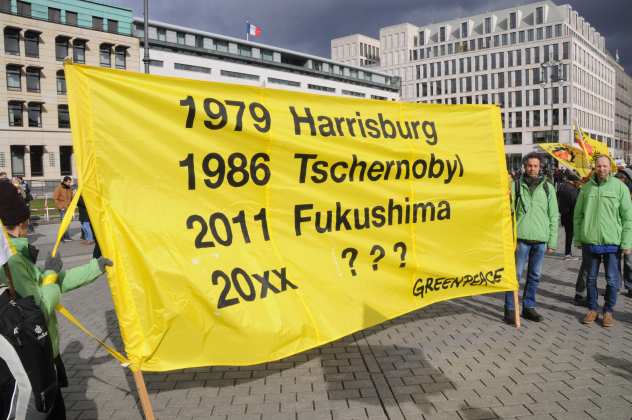 Gelbes Banner mit Aufschrift "1979 Harrisburg 1986 Tschernobyl 2011 Fukushima 20xx ???"