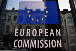 Logo der Europäischen Kommission auf einer Fensterscheibe