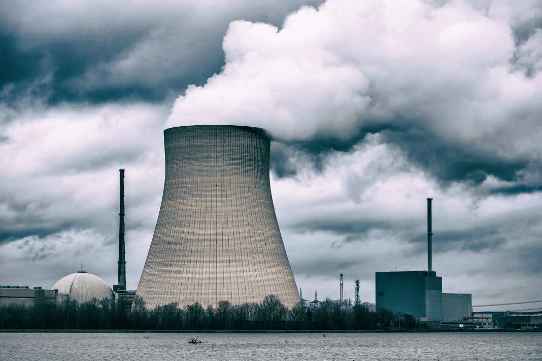 Atomkraftwerk vor dunkler Wolkendecke