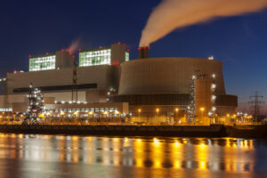 Steinkohlekraftwerk am Abend beleuchtet
