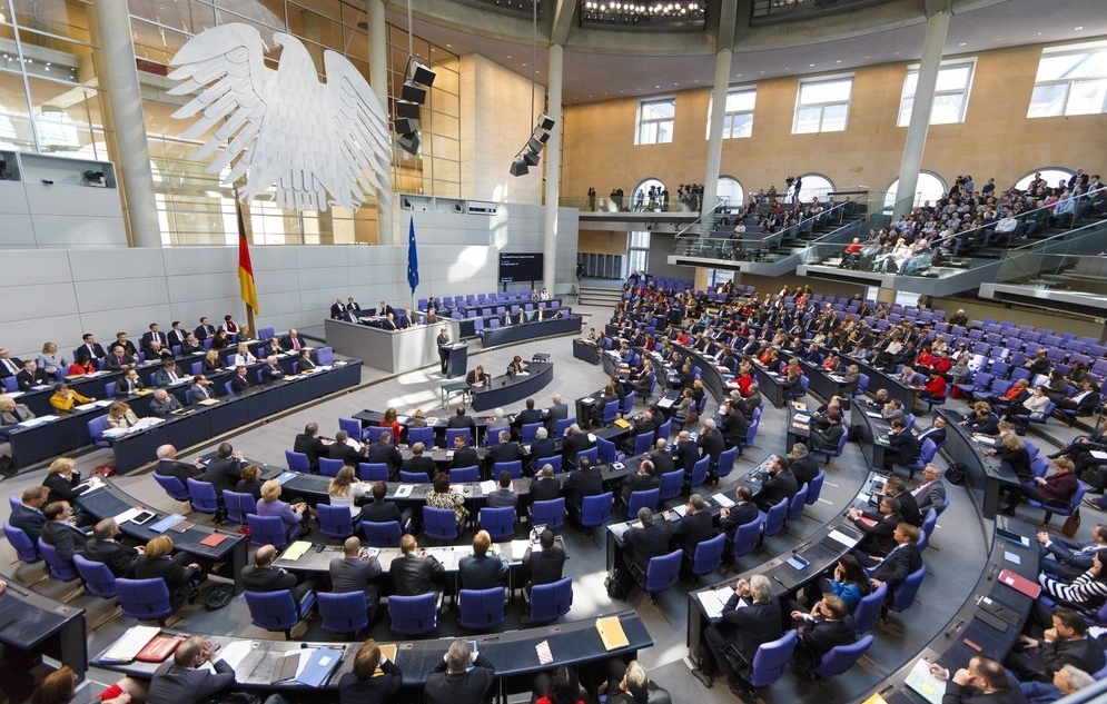 Vogelperspektive vom voll besetzten Bundestag.