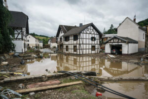 Überflutetes Dorf mit Fachwerkhäusern