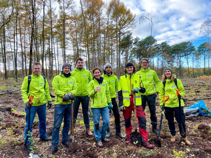 Ein Team von Green Planet Energy Mitarbeiter:innen bei der Aktion „Hamburg und Schleswig-Holstein pflanzen Trinkwasser“ im Forst Klövensteen.