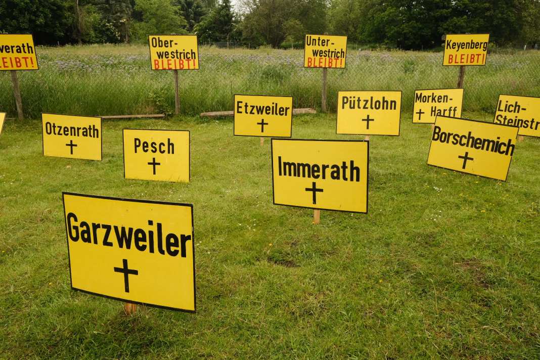 Friedhof der Dörfer in Rheinischen Revier - Protestaktion in Keyenberg im Juni 2021.