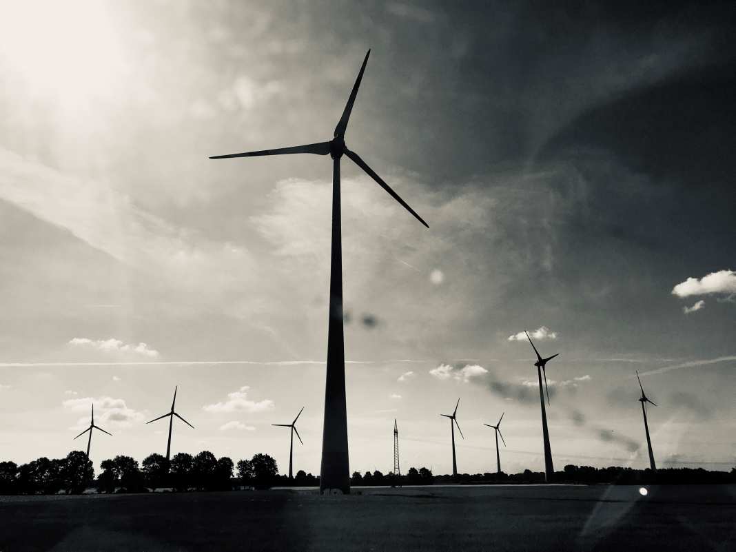 Windräder in einer Landschaft