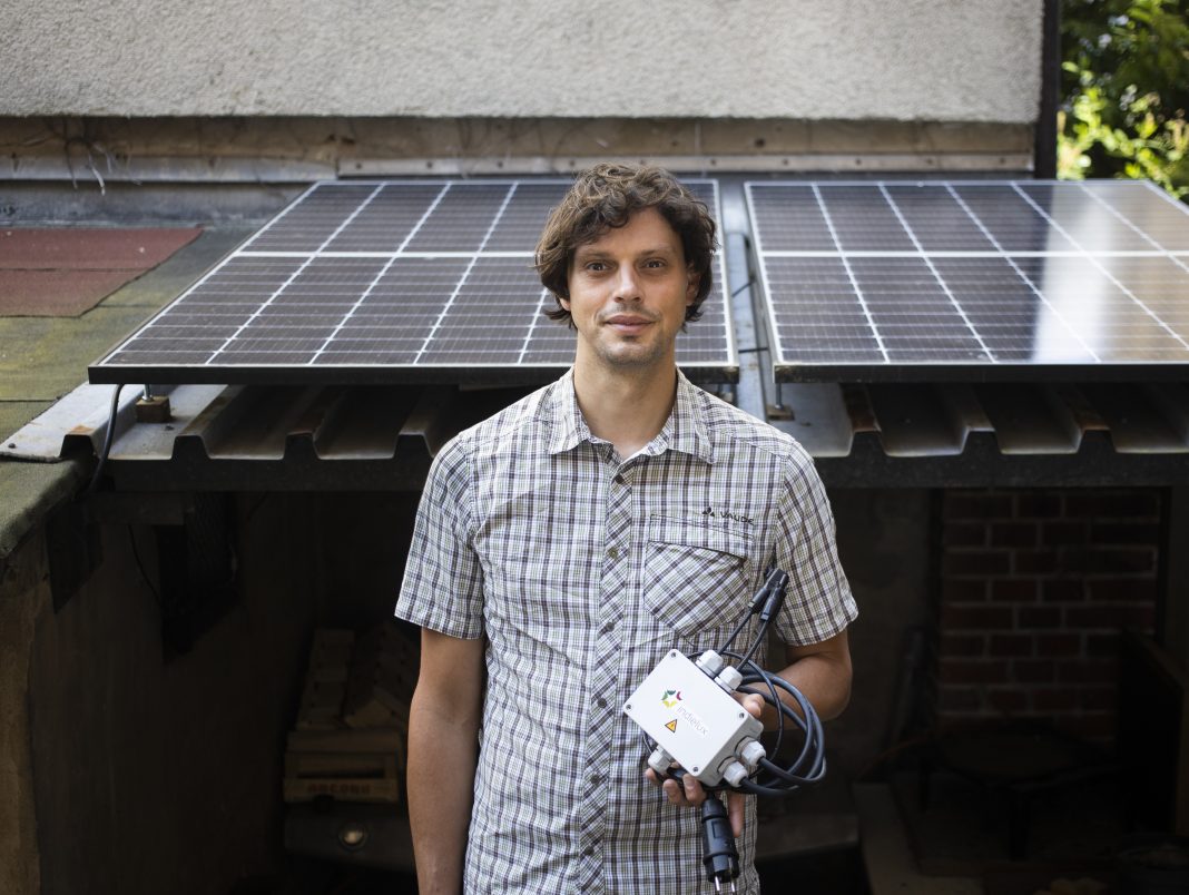 Marcus Vietzke, Solar-Aktivist von indielux, mit dem patentierten „ready2plugin“-System in der Hand.