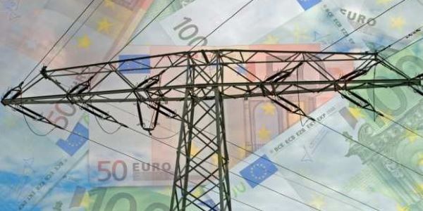 Ein Strommast steht vor einem Hintergrund aus Euro-Geldscheinen. Die Überlagerung deutet auf den Zusammenhang zwischen Energieversorgung und Kosten hin. Euro-Banknoten sind deutlich sichtbar.