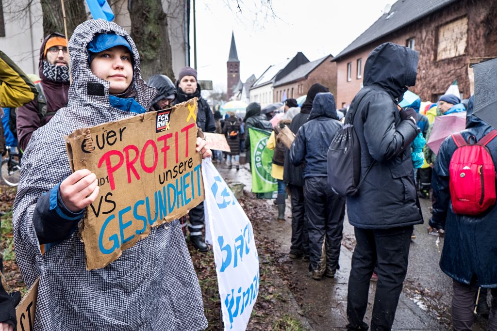 Eine Gruppe Demonstrant:innen bei der Großdemo für den Erhalt von Lützerath am 14. Januar