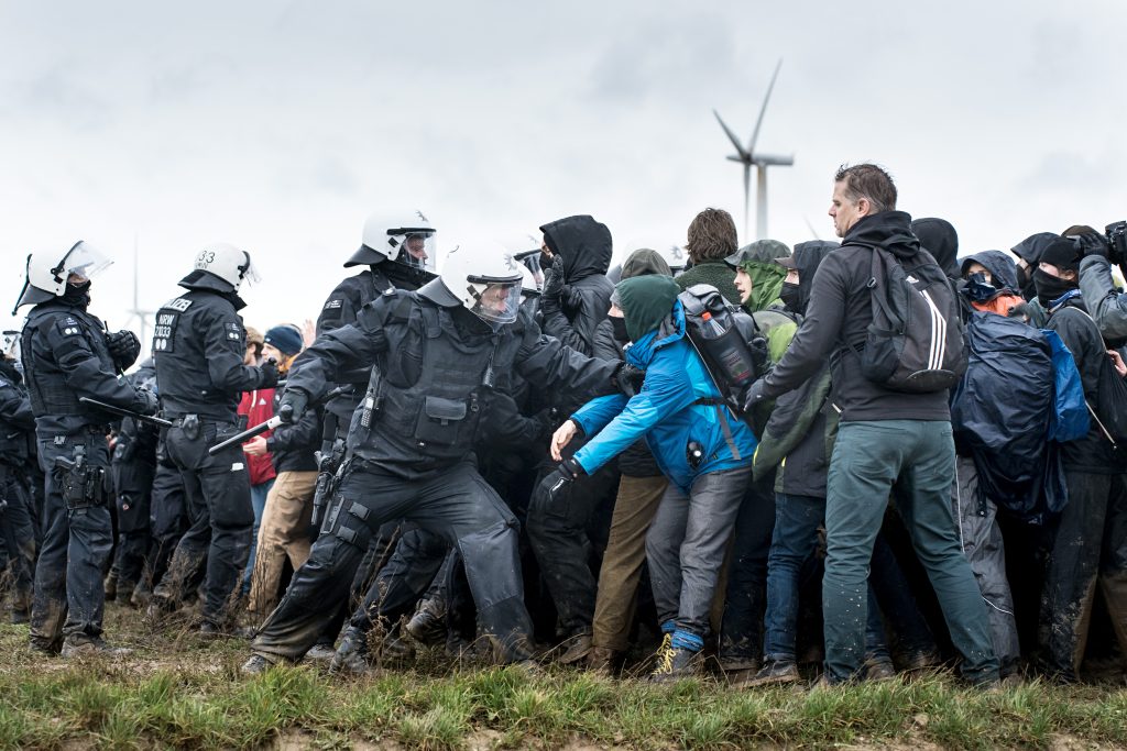 Demonstrant wird von Polizist festgehalten