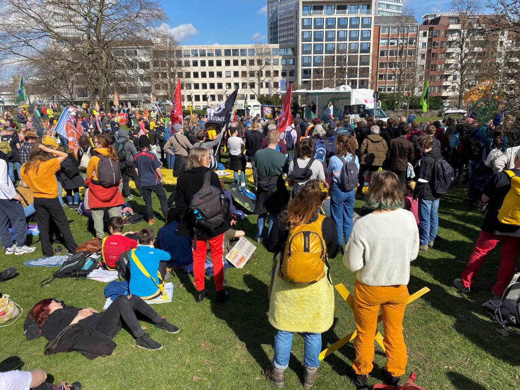 Eine Gruppe von Demonstrant:innen auf der Anti-Kohle-Demo in Essen: Klimaschutz statt Konzerninteressen!