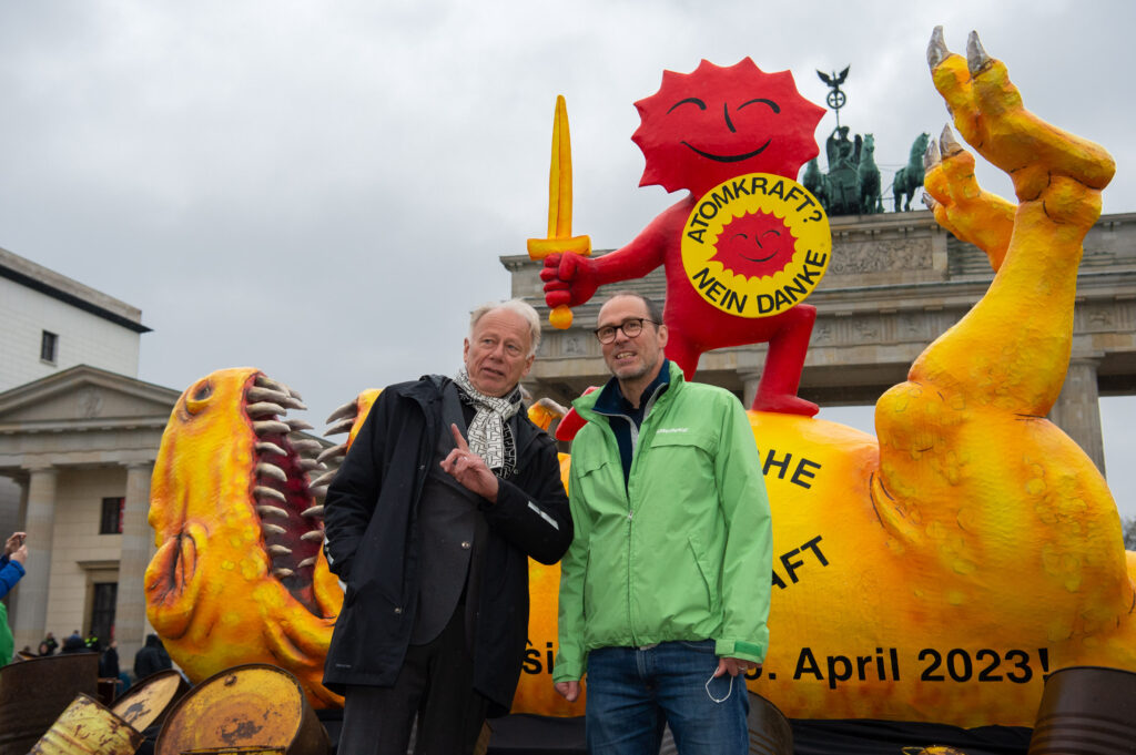 Jürgen Trittin (Grüne) und Martin Kaiser, Geschäftsführer bei Greenpeace, vor dem Atom-Dino.
