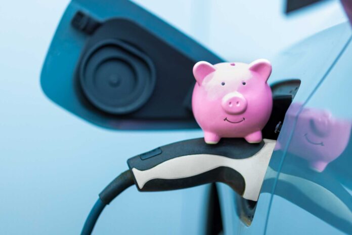 E-Auto mit Sparschwein E-Auto mit Sparschwein.