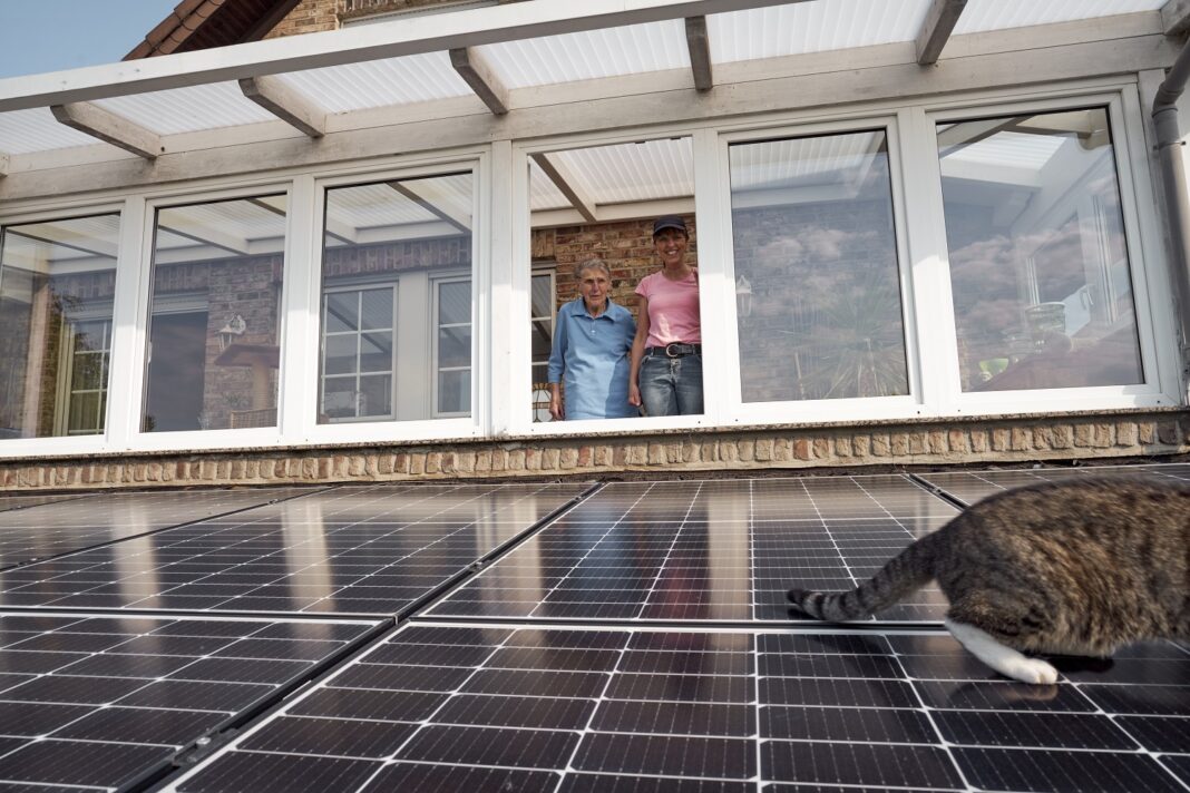 Marlene Kopp und ihre Tochter Marita Dresen beim Blick auf ihre neuen Solarpanele