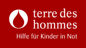 Roter Hintergrund mit weißem Logo und Text. Links ein tropfenförmiges Symbol, rechts daneben steht: "terre des hommes". Unten: "Hilfe für Kinder in Not".