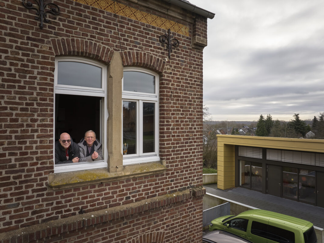 Der Kirchenvorstand der Gemeinde St. Odilia im Rheinischen Revier freut sich über die PV-Anlage auf dem Dach des Gemeindezentrums