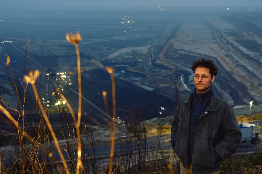 David Dresen vor dem Tagebau Garzweiler