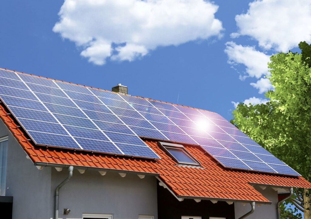Photovoltaik-Anlage auf dem Dach eines Einfamilienhauses