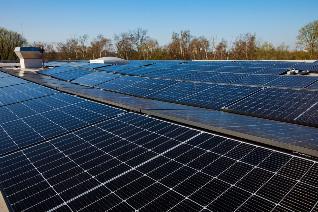 Große Photovoltaikanlage auf einem Dach