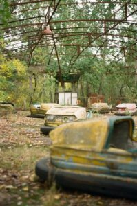 Leerer verwilderter Freizeitpark in Tschernobyl