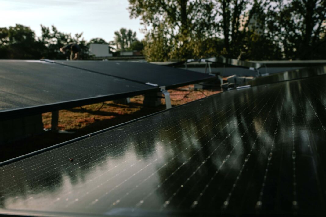 Anschnitt einer fertig montierten Solaranlage auf einem Flachdach.