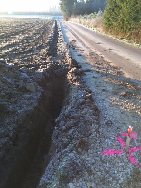 Aufgegrabene Erde für Kabelarbeiten