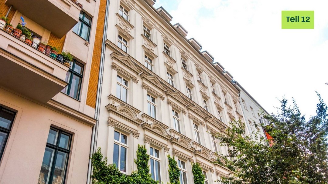 Ausschnitt eines Altbau-Hauses. Links befindet sich eine gelbe Sprechblase mit dem Text "Blogserie Teil 12".