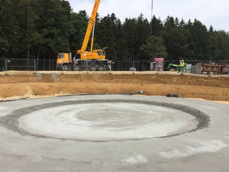 Rundliches Fundament in Baugrube