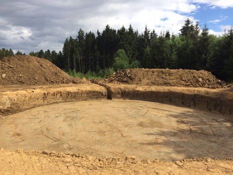 Nahansicht einer rundlichen Baugrube