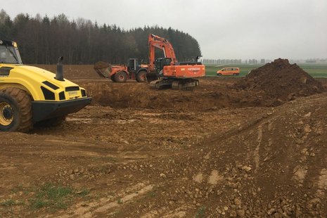 Baustelle mit zwei Baggern, die den Boden ausheben.