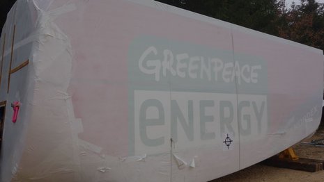 Mit durchsichtiger Folie abgedecktes Gondel- oder Maschinenhaus mit Aufschrift "Greenpeace Energy"