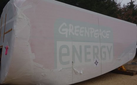 Mit durchsichtiger Folie abgedecktes Gondel- oder Maschinenhaus mit Aufschrift "Greenpeace Energy"