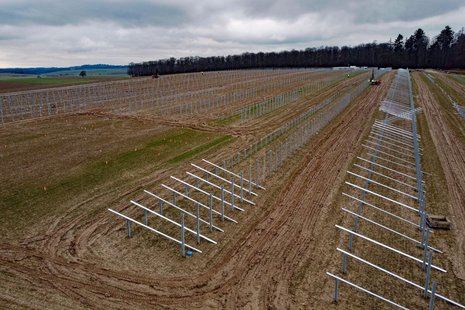 Halterungen für Solaranlagen auf einem Feld