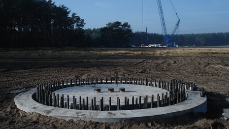 kreisartiges Betonfundament mit Metallstäben