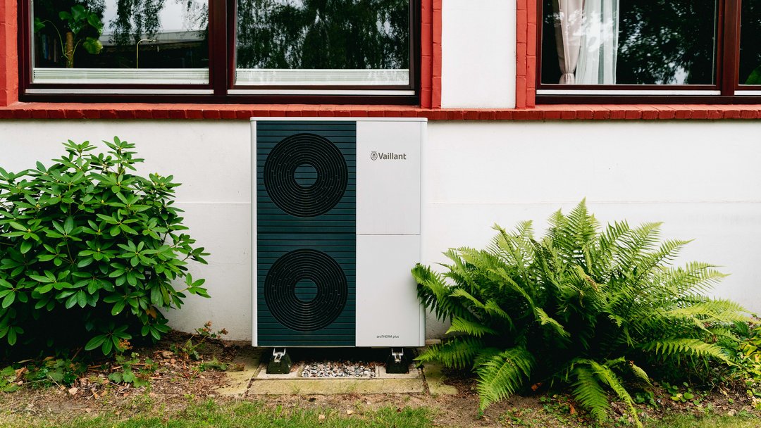 Eine an einem Haus eingebaute, seit Jahren laufende Vaillant-Wärmepumpe.