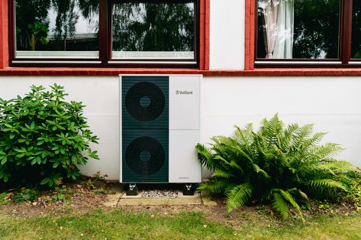 Eine an einem Haus eingebaute, seit Jahren laufende Vaillant-Wärmepumpe.