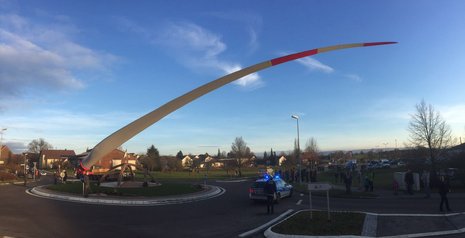 Anlieferung Rotorblatt vorbei an Kreisverkehr