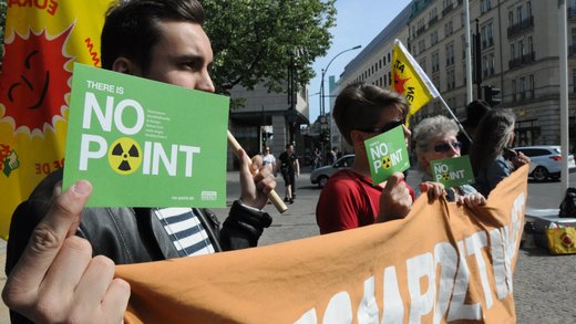 Demonstranten auf der Straße halten ein Schild mit der Aufschrift "no point" hoch.