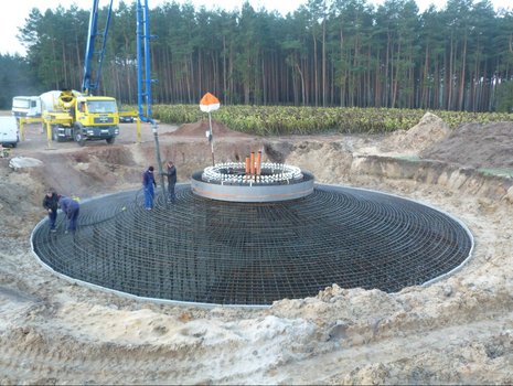 Arbeiter setzen Teile in Grube ein