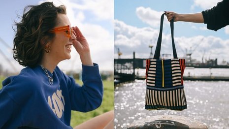 Links eine lächelnde Person mit orangefarbener Sonnenbrille, blauem Pullover und freiem Himmel. Rechts eine bunte Tasche wird von einer Hand über einem Hafen hochgehalten, Wasser im Hintergrund.