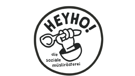Eine gezeichnete Hand hält einen Löffel über einer Schale. Umgeben von einem Kreis mit Text: "HEYHO! die soziale müsli­rösterei". Das Bild ist ein Logo in Schwarz-Weiß.